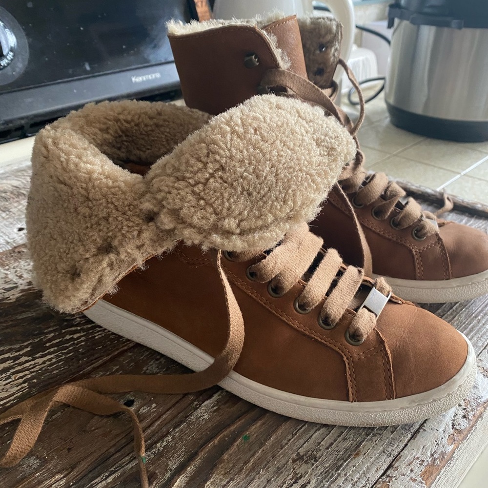Ugg’s Fur lined boots. In very good condition. Worn couple of times.